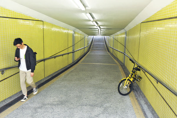 行人隧道落斜自炒 單車男命危