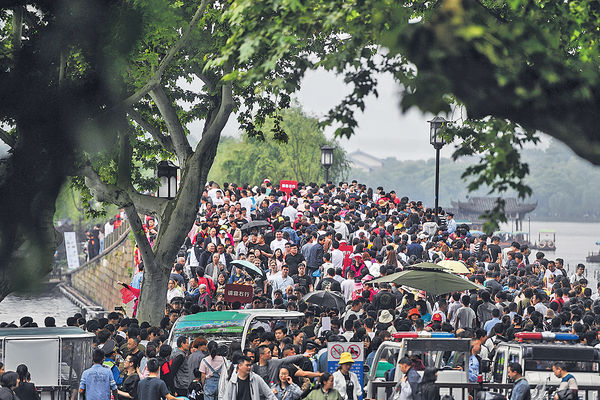 五一黃金周 1.6億人出遊 西湖斷橋變「人橋」
