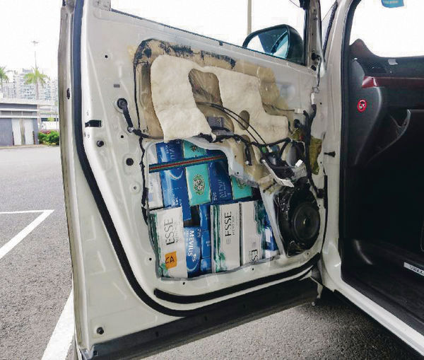 跨境車暗格藏2萬支私煙 司機被捕