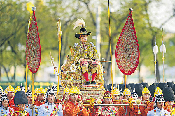 加冕後接受民眾致敬 泰王坐轎出巡