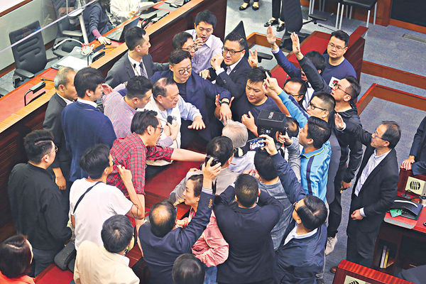 修逃犯例續會 亂象勢重演