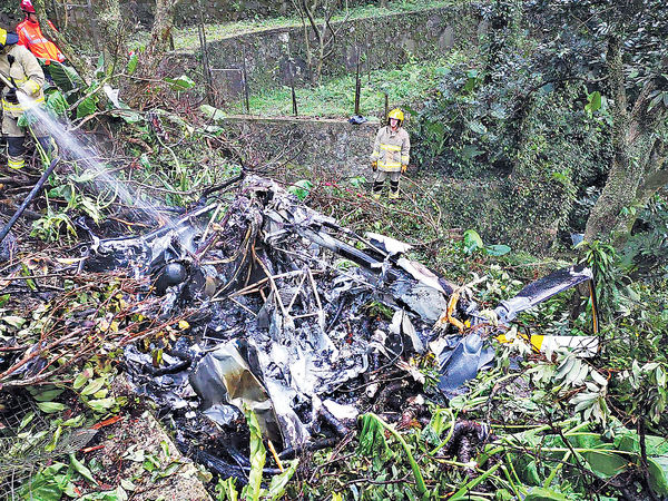 直升機八鄉墜毀 燒剩支架機師亡