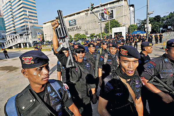 印尼軍方進駐雅加達 防再爆騷亂