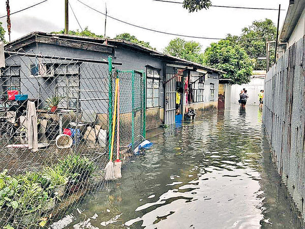 黃雨襲港 天水圍水浸