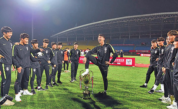 踩獎杯涉辱華 南韓青年足球隊道歉