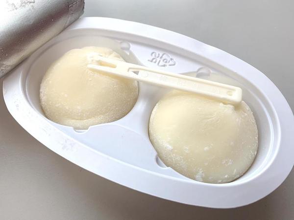 维记的樱花味荔枝雪米糍,外层是樱花味的糯米皮,包住内层的荔枝雪糕