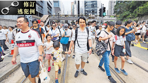 憂自由受損 家長帶子女同行首度上街