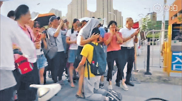高考生跪謝母親 網民感動
