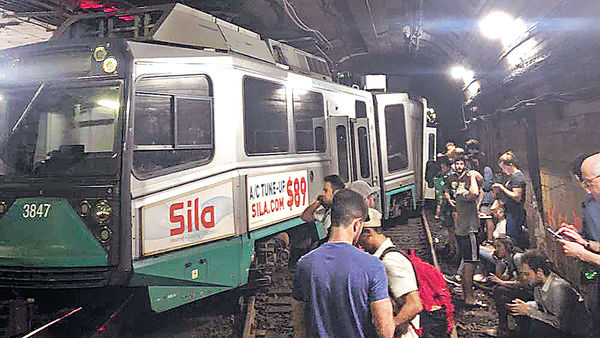 波士頓地鐵出軌10人傷