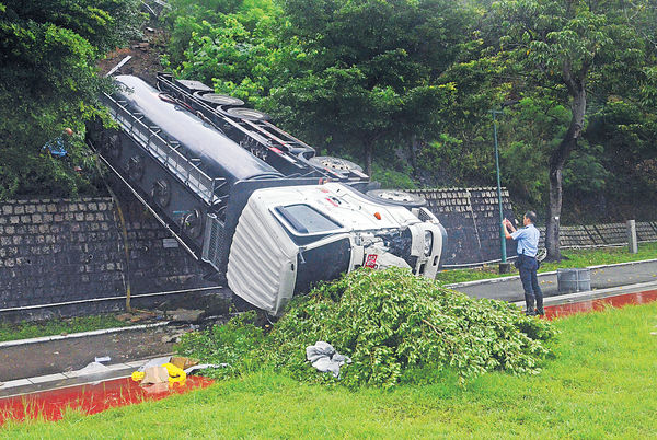 運油車石硤尾失控 衝落30米山坡