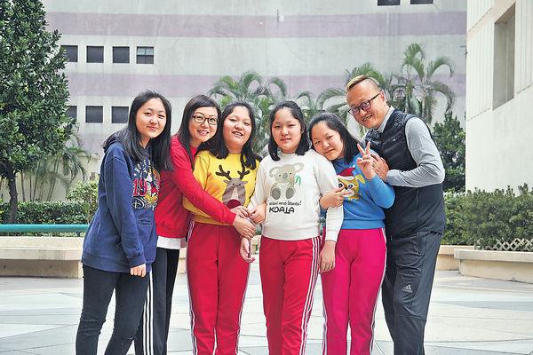 三胞胎跨越成長障礙 父母齊心解困 保持正能量