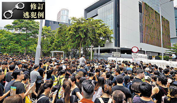 不滿警方阻採訪 新聞界千人遊行