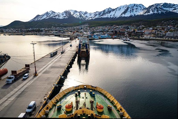 南极洲(antarctica)是人迹罕至之地,平时只有科研人员驻守,绝非旅游
