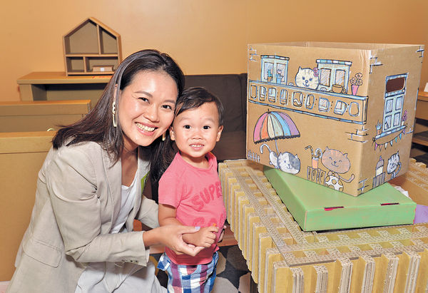 媽媽用紙皮造大型玩具 刺激好奇心
