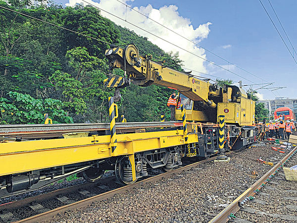 工程車出軌 東鐵受阻9小時 市民鼓譟