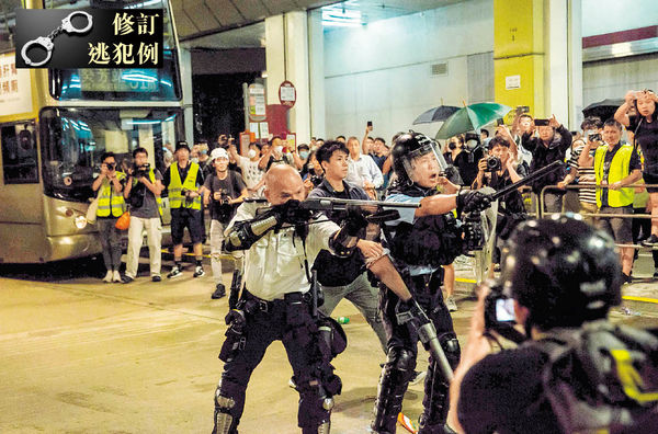 百人圍葵涌警署爆衝突 警一度擎槍