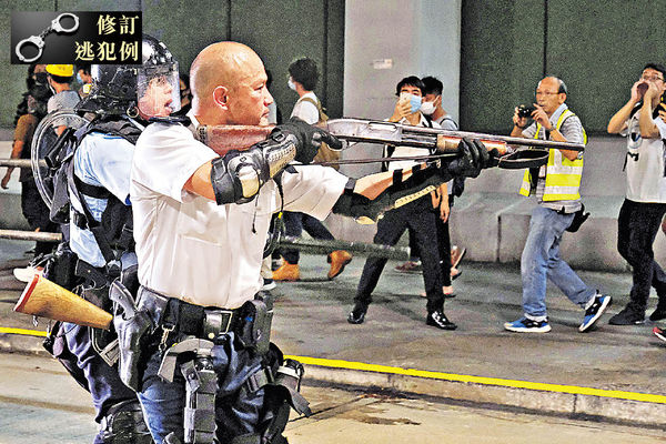 擎槍指向葵涌示威者 警：裝布袋彈 受襲自衞