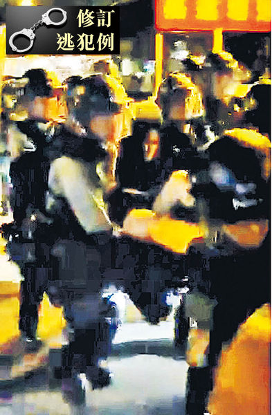 女示威者被捕時走光 稱不停遭警辱罵