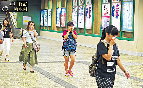 警稱情況緊急 港鐵站內放催淚彈 學者︰嚴重可致死
