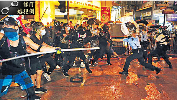 示威者持武器追打 軍裝開槍示警 荃葵青遊行爆衝突 水炮車首射水