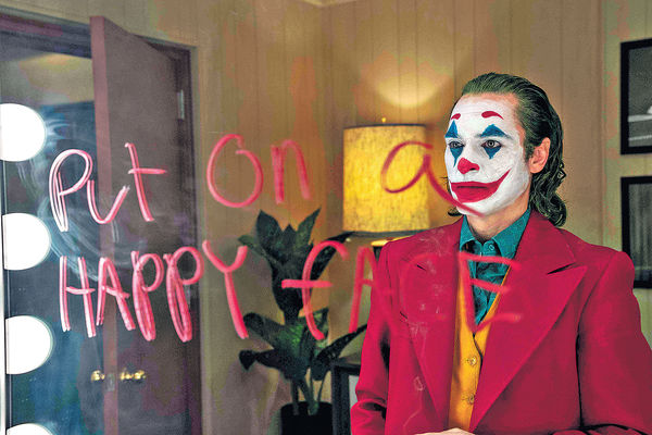 《JOKER小丑》最新預告 華堅馮力士成魔之路