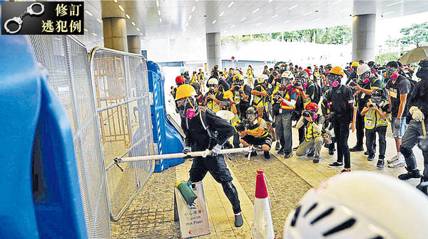 再遭衝擊 立法會大樓緊急維修