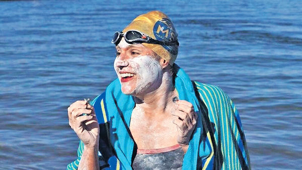 抗癌女泳將 54小時渡英倫海峽4次