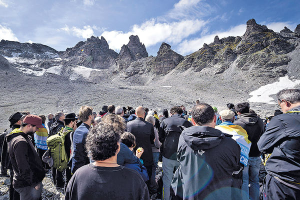瑞士冰川溶化 環保人士「辦喪禮」