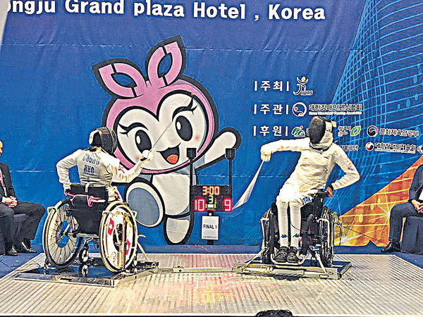 輪椅劍擊世錦賽 港隊奪兩面團體賽銀牌