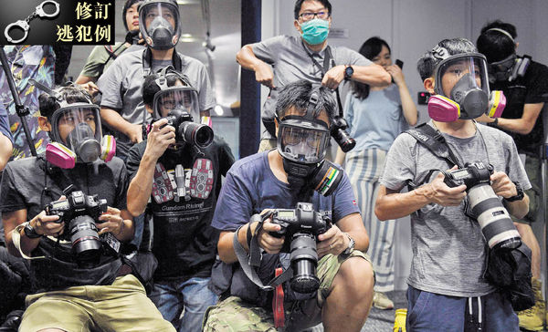 警方：法例剛生效 將加強訓練 記者被扯走防毒面罩