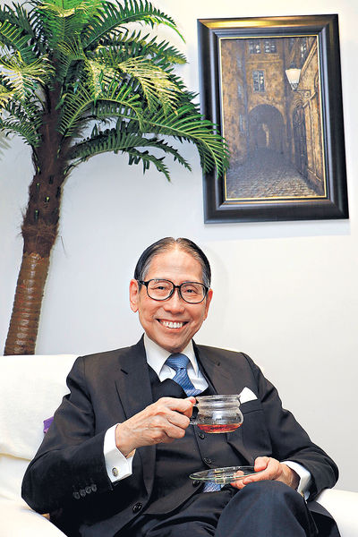 受父親影響立志從醫 梁智鴻︰救心勝救人