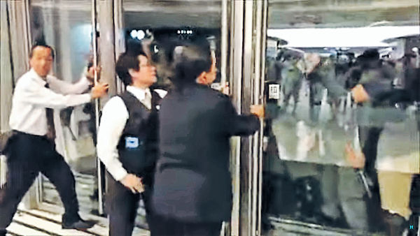 阻警進入商場 新港城5職員被捕