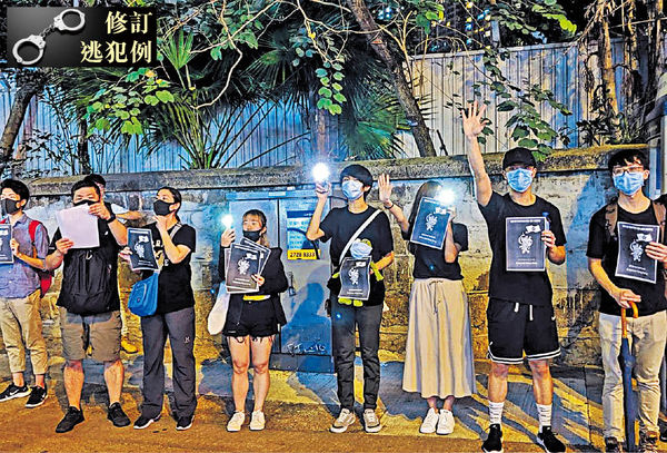 尖沙咀多處示威 公園商場提早閂 網上號召聲援爆眼少女