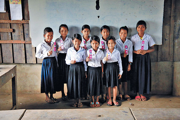 培幼會捐鉛筆活動 為柬埔寨童寫出未來