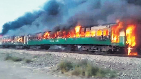 乘客違規煮食釀爆炸 巴基斯坦列車大火73死