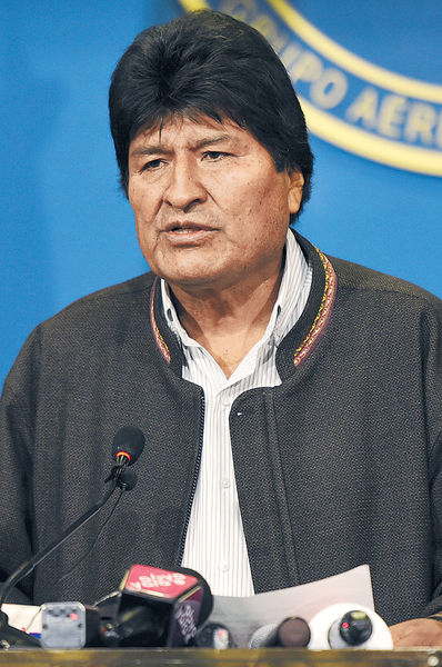 玻國總統涉選舉舞弊 遭軍方逼宮下台