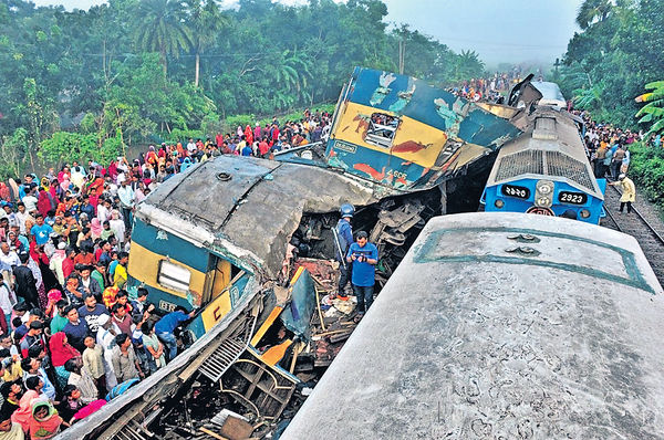 孟加拉火車迎頭撞 至少16死40傷