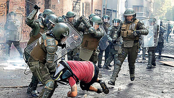 智利總統首譴責軍警濫暴