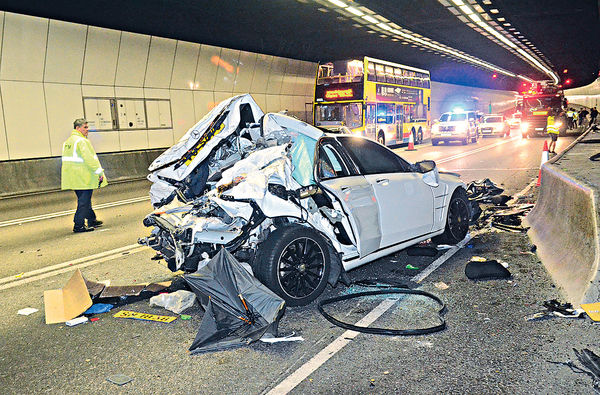 Benz自炒釀1死2傷 無牌駕駛司機被捕