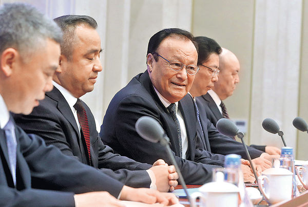 新疆主席︰再教育營學員全部結業