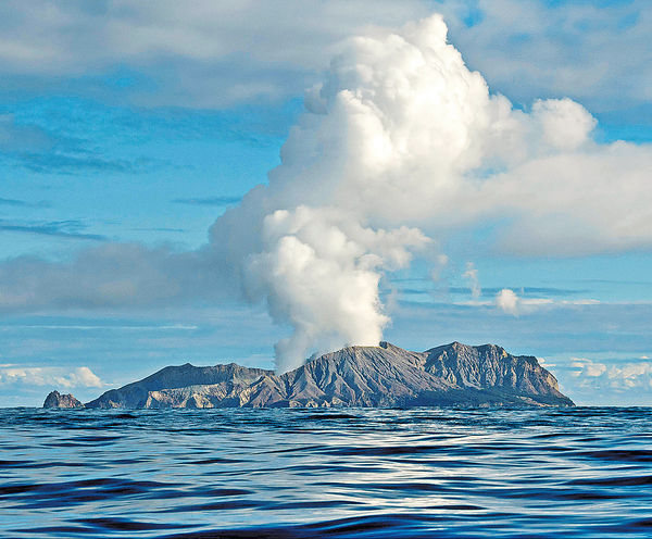 新西蘭懷特島火山爆發 最少5死 逾20人失蹤