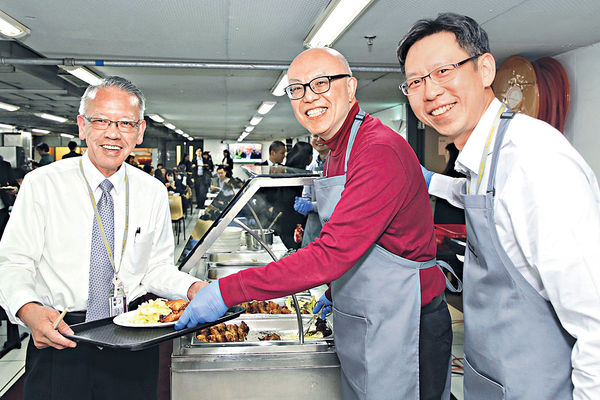華懋兩高層出馬 體貼為員工送餐