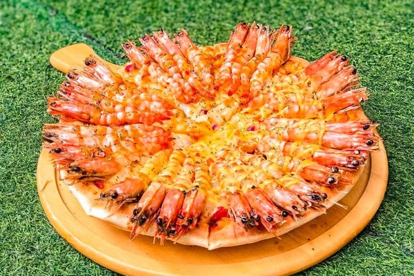 【台灣美食】台灣西餐廳熱賣「痛風Pizza」!濃郁芝士配32隻肥美鮮蝦