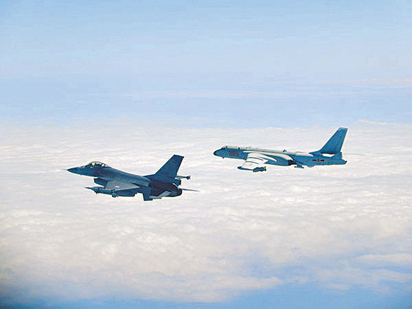 解放軍戰機繞台 台F16戰機掛彈升空監視