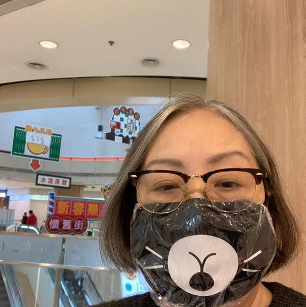 卢宛茵因缺口罩而需用布口罩再在外面加上一层保鲜纸