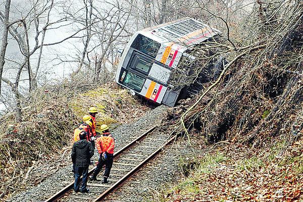 山泥傾瀉堵路 廣島列車出軌無人傷