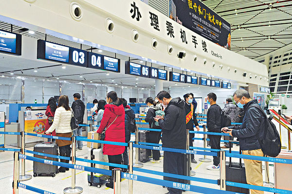 湖北航班復航 逾6萬人搭火車回武漢