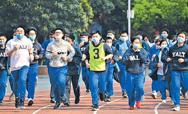 內地兩學生上體育課 戴口罩跑步猝死