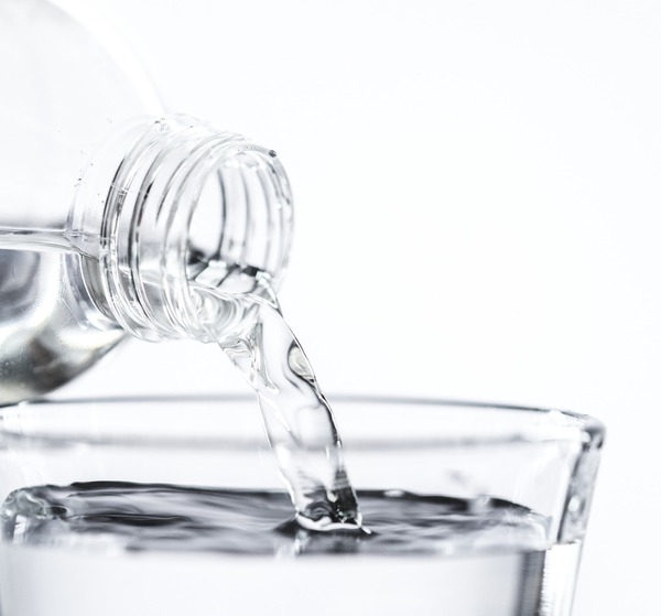 1. 水  若在進食後喝一杯水，有助沖走部分的糖分和酸性物質，減低蛀牙機會。喝水更能補充水分，分泌更多唾液，防止口乾，預防口臭，以及保持牙齒健康。