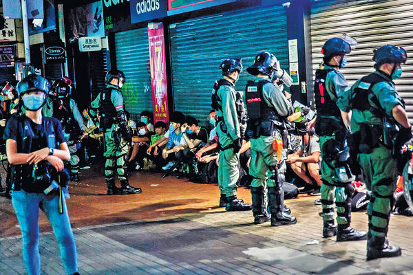 警方前晚拘約230人 政府批未成年採訪示威危險